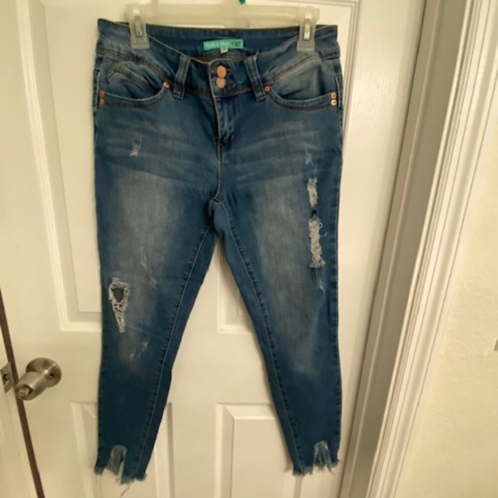 YMI Women's WannaBettaButt 2-Button Fray Hem Ankle Jean Size 7